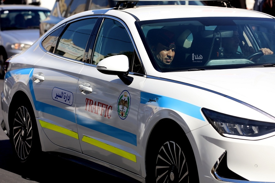 ضبط مركبة قام أشخاص بالصعود فوقها والرقص