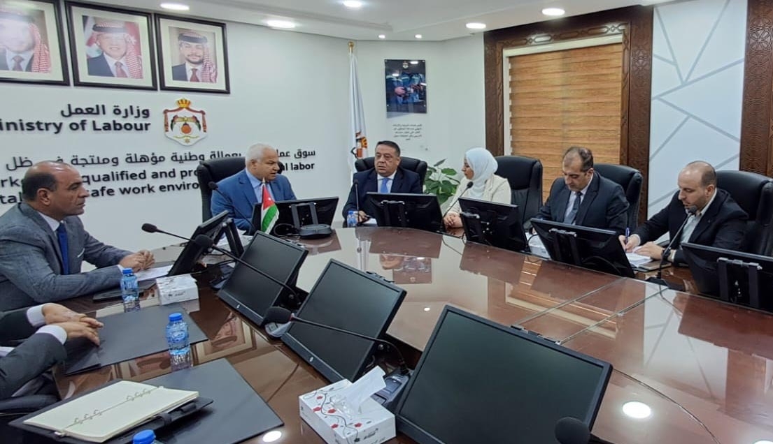 'العمل' والبريد الأردني يوقعان اتفاقية لتشغيل 400 أردني