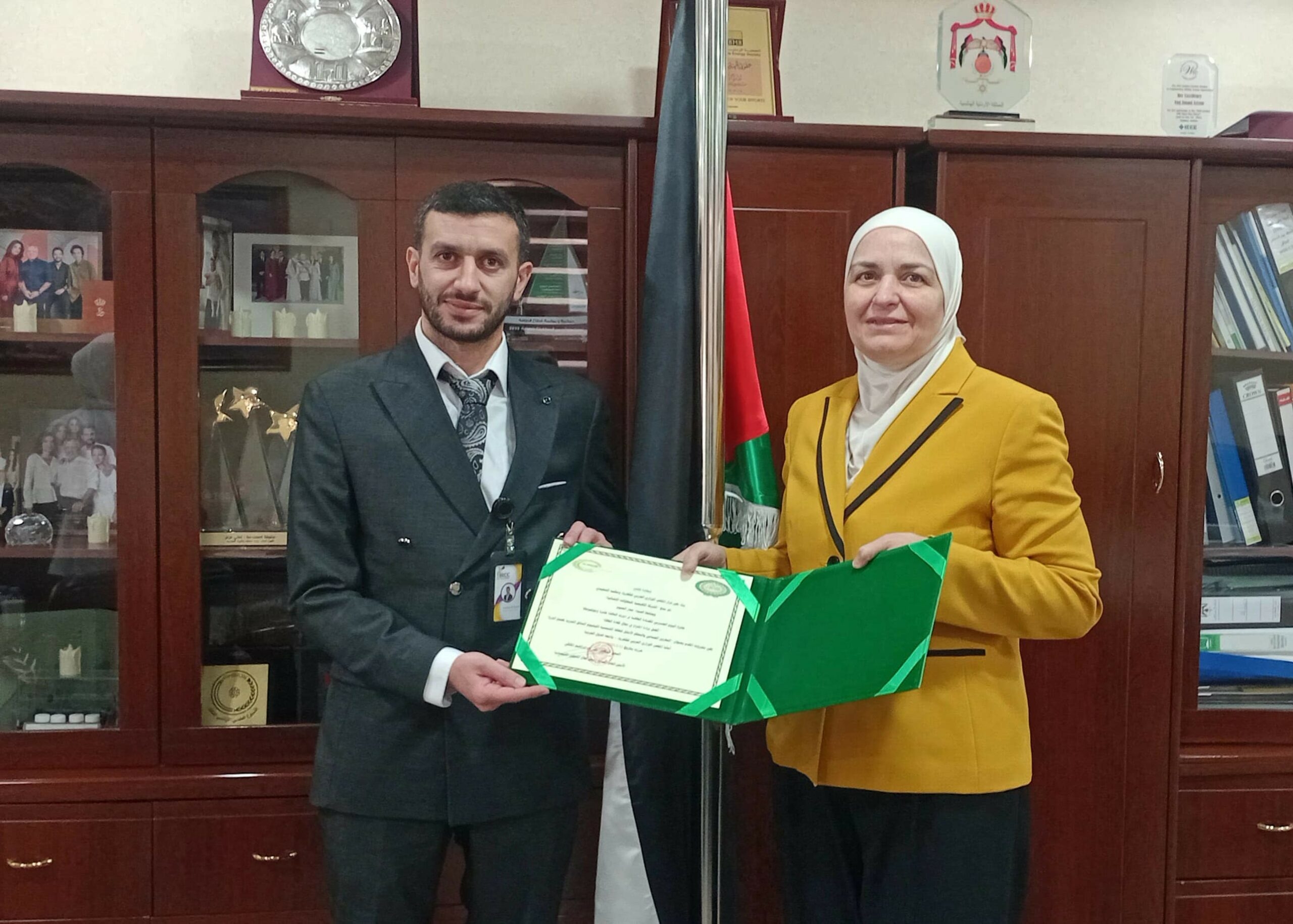 العزام تكرّم العتوم بشهادة تقديرية لابتكاره نظام تخزين الطاقة الذكي