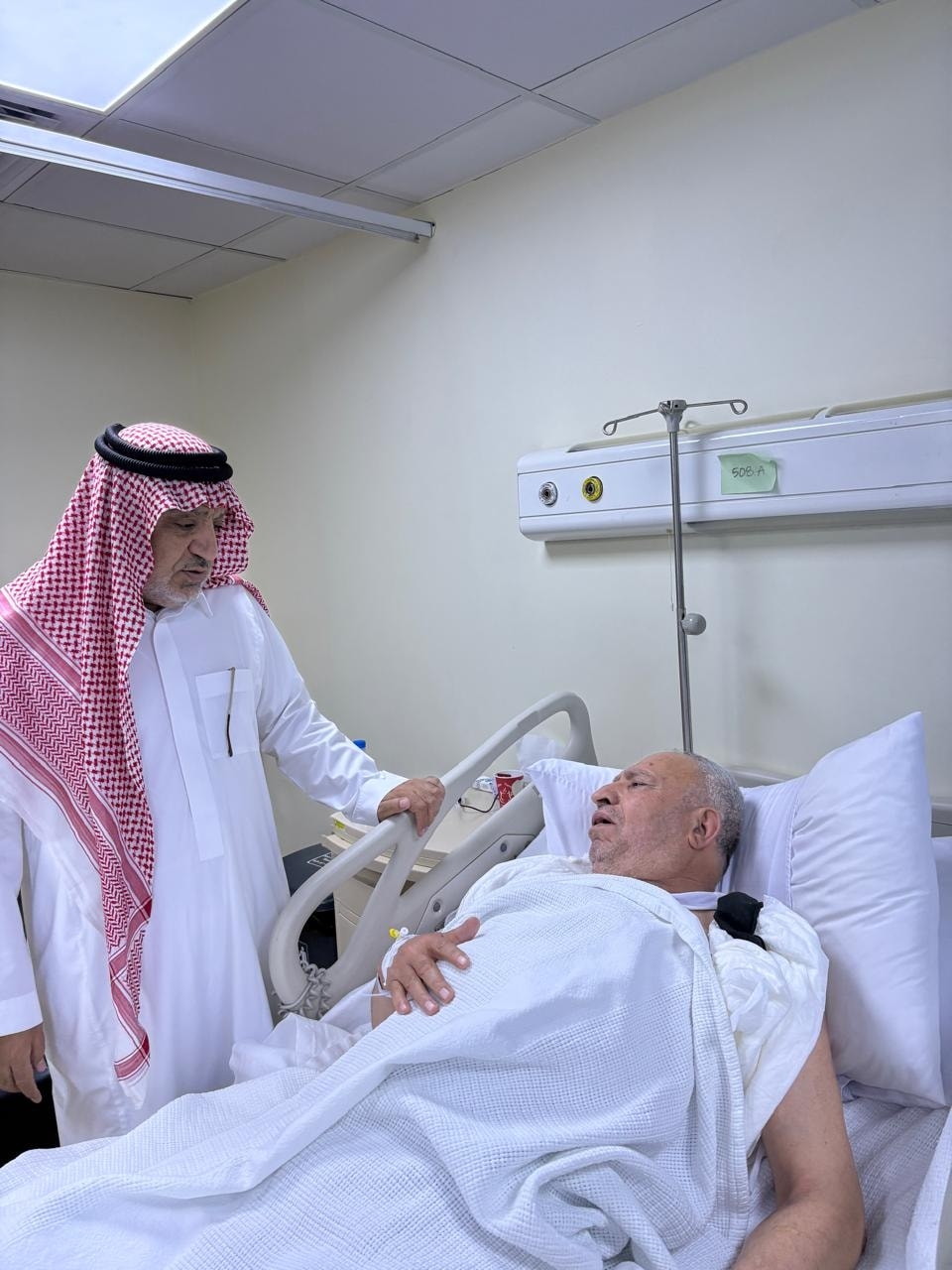 الخلايلة يطمئن على صحة حاج أردني يتلقى العلاج في أحد المستشفيات السعودية