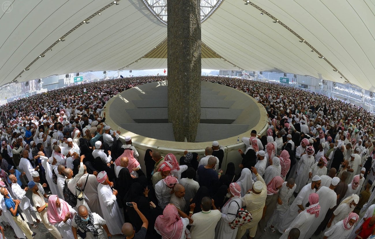 أول أيام التشريق.. الحجاج يواصلون رمي الجمرات الثلاث