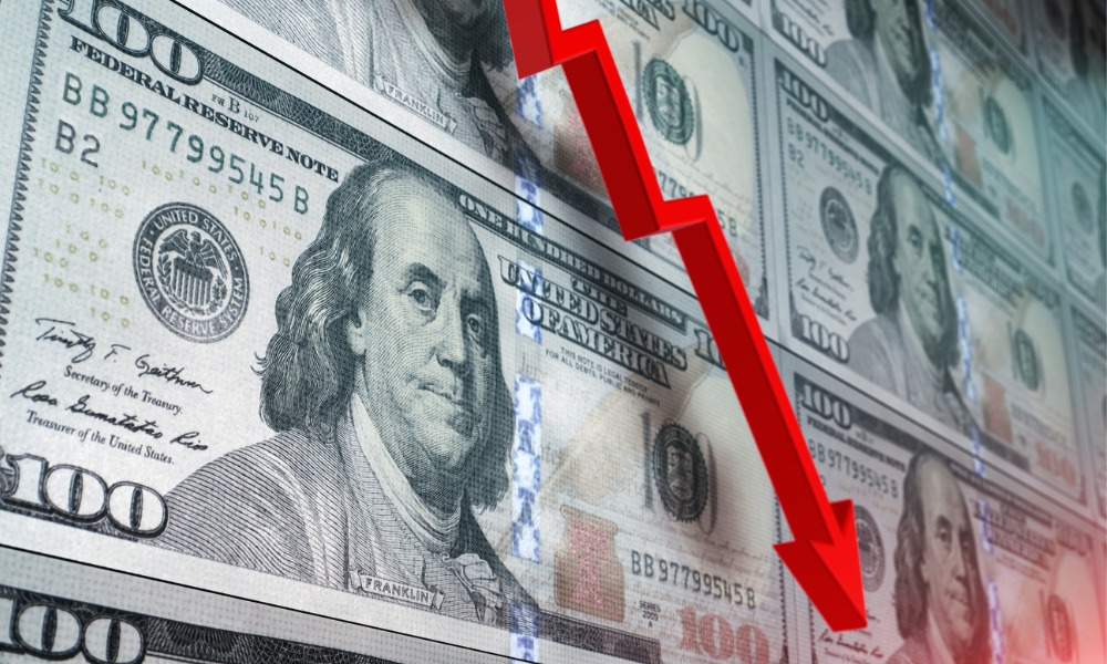 الدولار يقترب من أدنى مستوياته في ثلاث سنوات ونصف