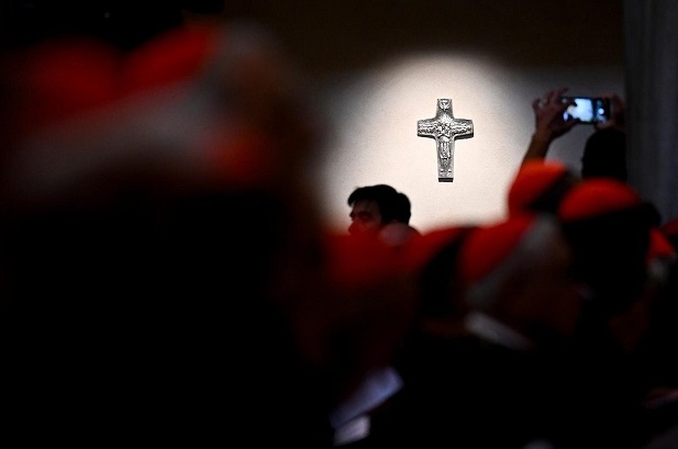 Cardinals visit the tomb of Pope Francis, pray Second Vespers
