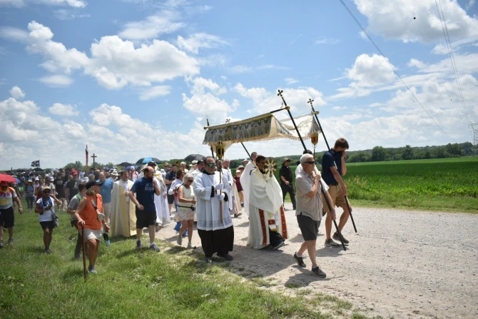 Young pilgrims prepare to share love of Christ in the Eucharist during 3,300-mile trek