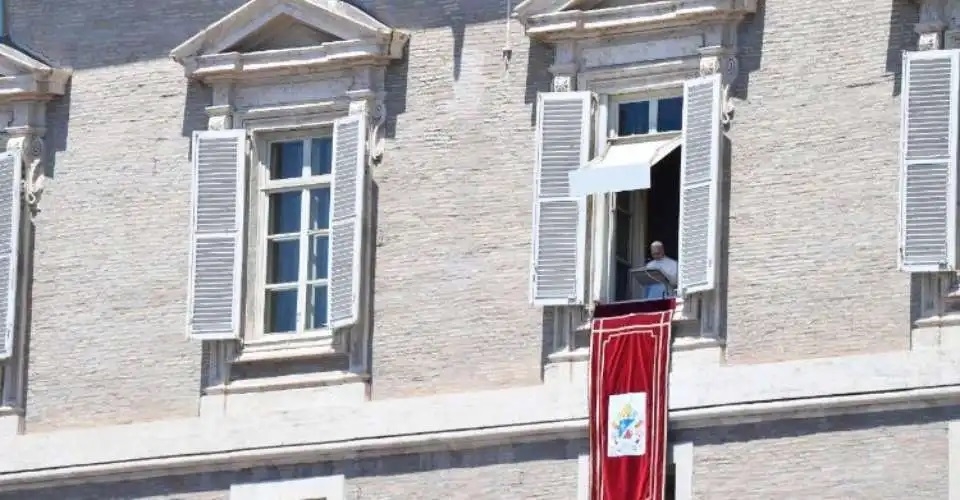 Pope pledges prayers for Chinese Catholics