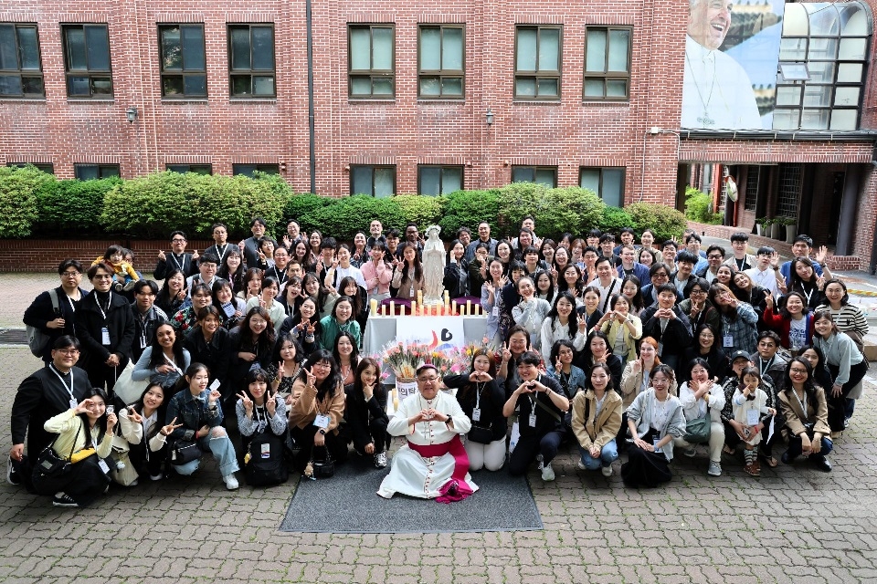 WYD organisers host gratitude night for volunteers with Marian ceremony