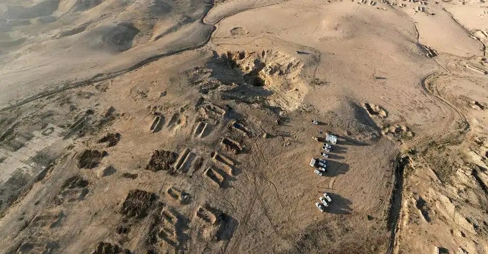 Iraq starts excavating IS mass grave near Mosul