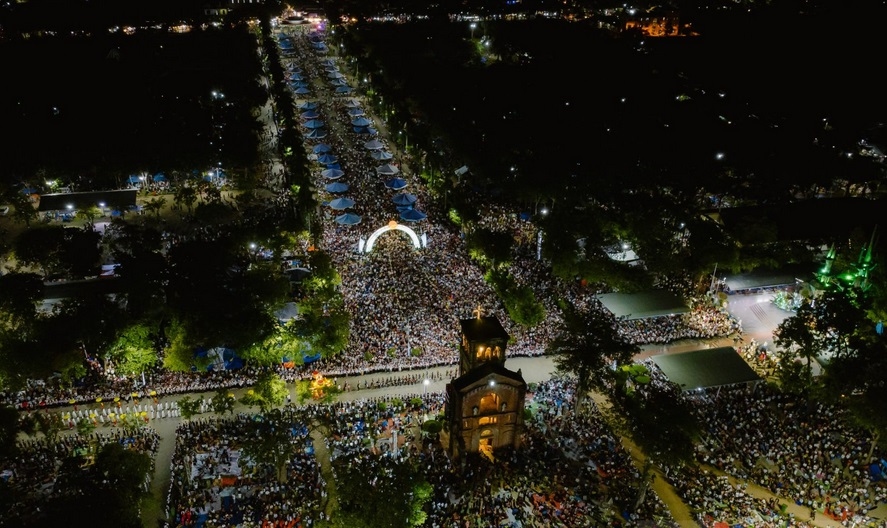 Faithful throng La Vang shrine for Assumption celebration in Vietnam
