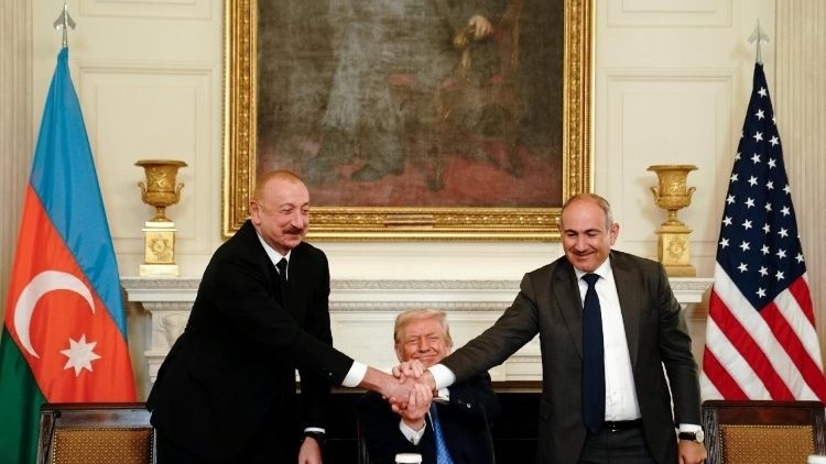 Armenia and Azerbaijan sign 'milestone' peace deal
