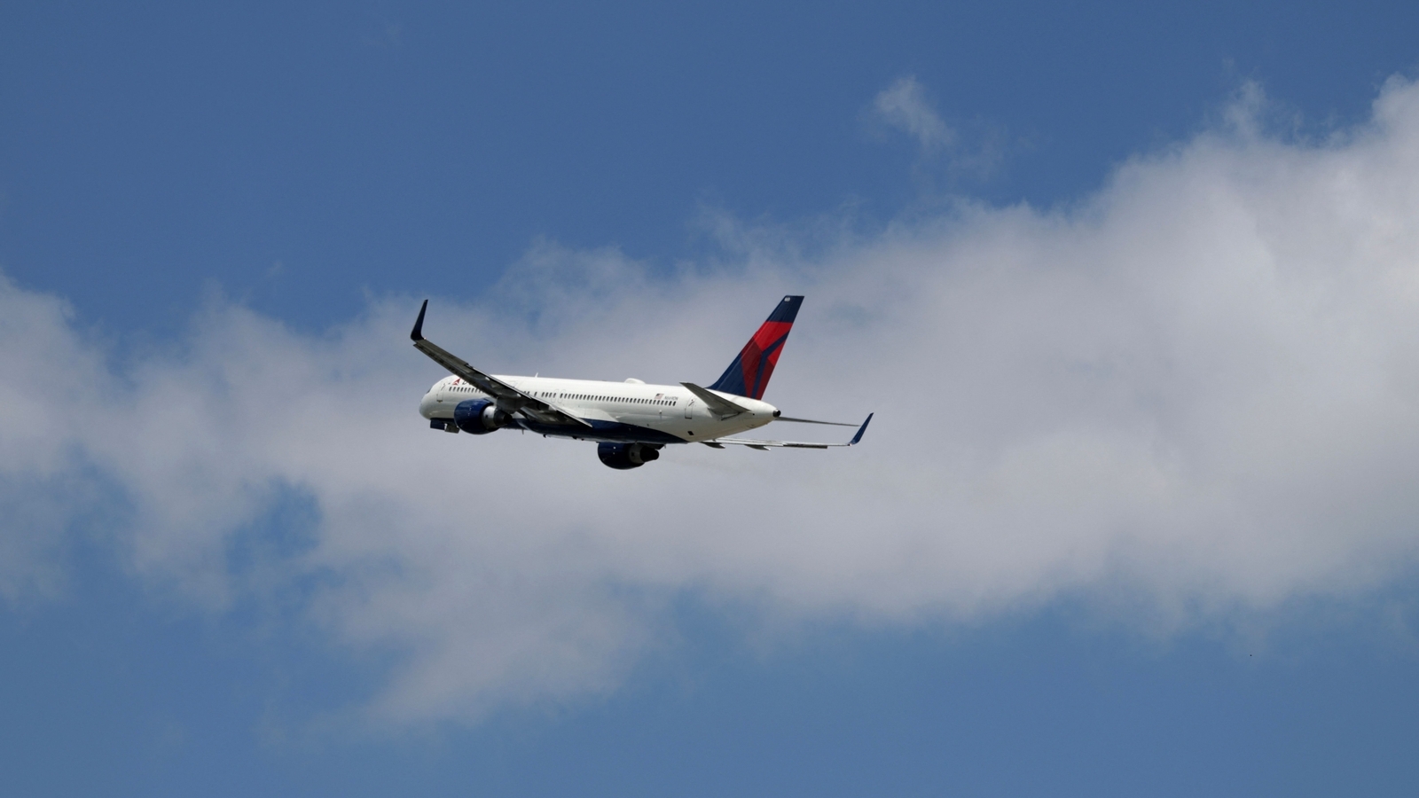 Plane evacuated in Florida after bomb threat, no explosives found