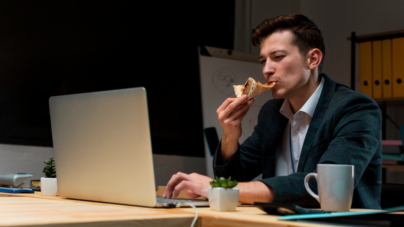 Say goodbye to afternoon slump in office: 5 nutritious snacks to boost your energy