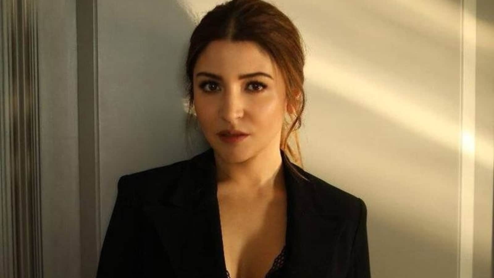 Anushka Sharma's iconic looks: Channel the diva's casual chic style with a filmy twist