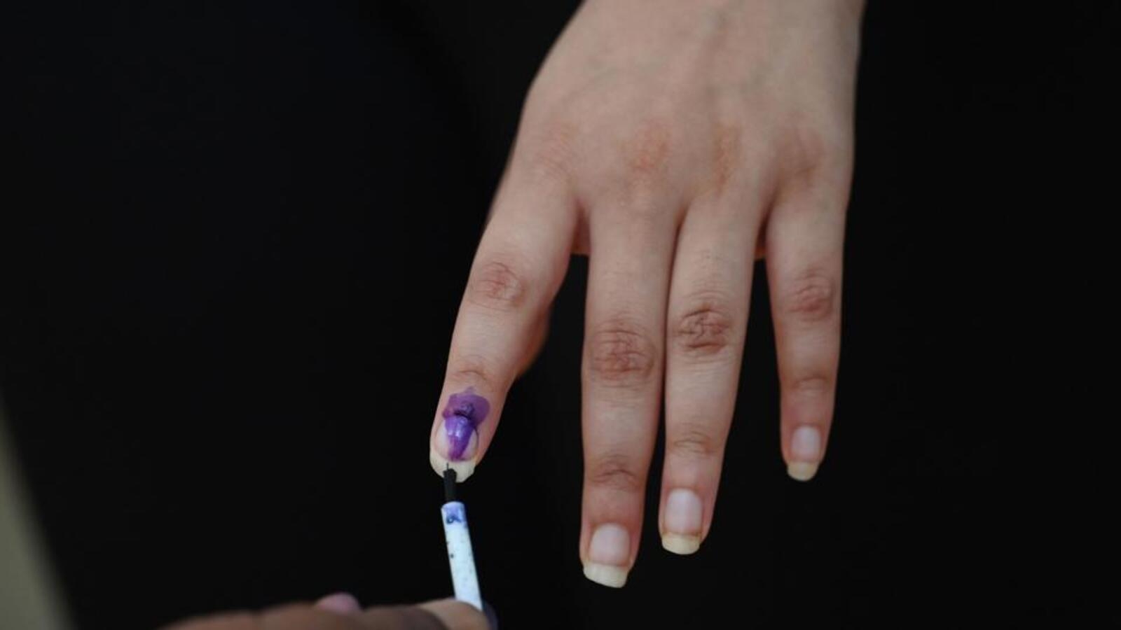 Simultaneous polls in phases, hints expert panel