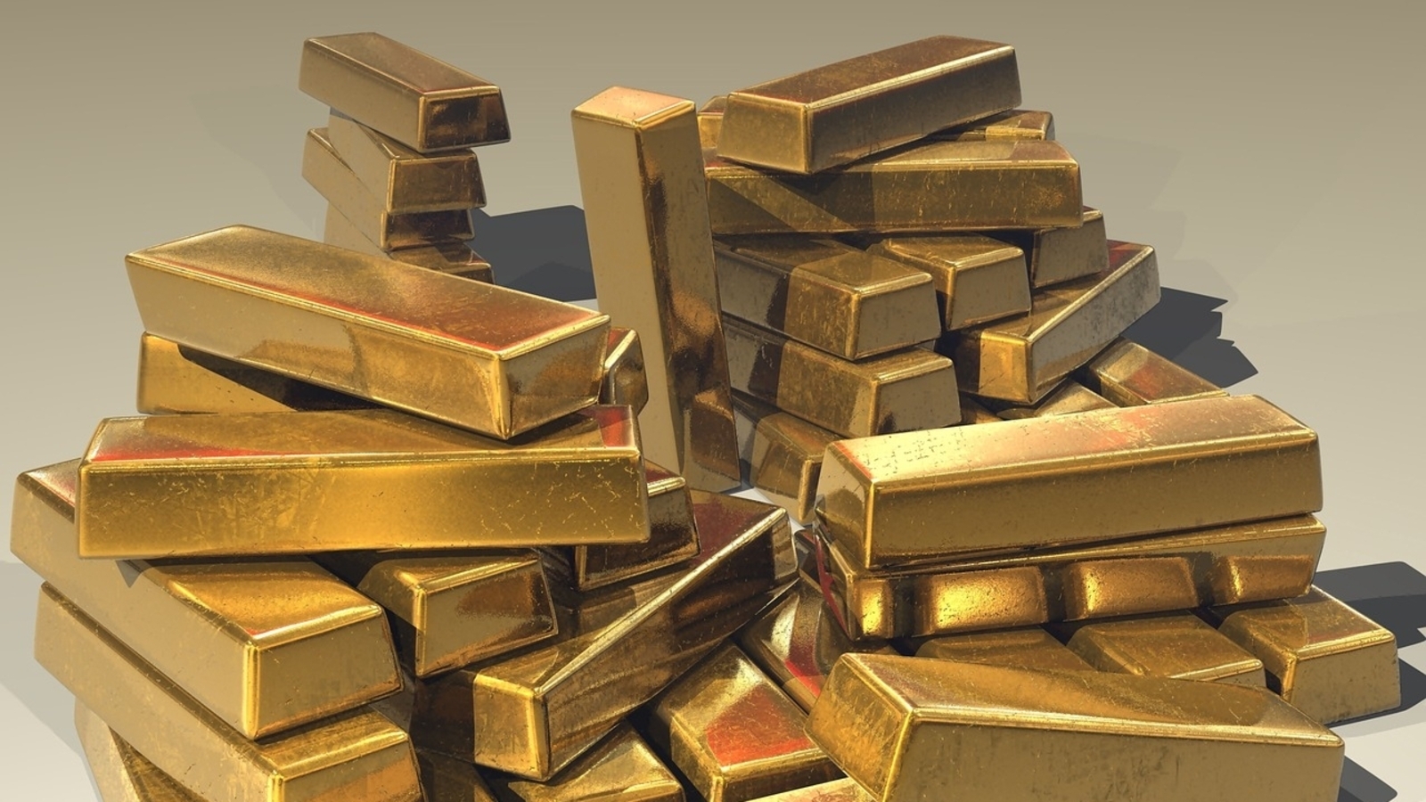 Gold snaps 4-day winning streak; declines ₹800 to ₹98,500