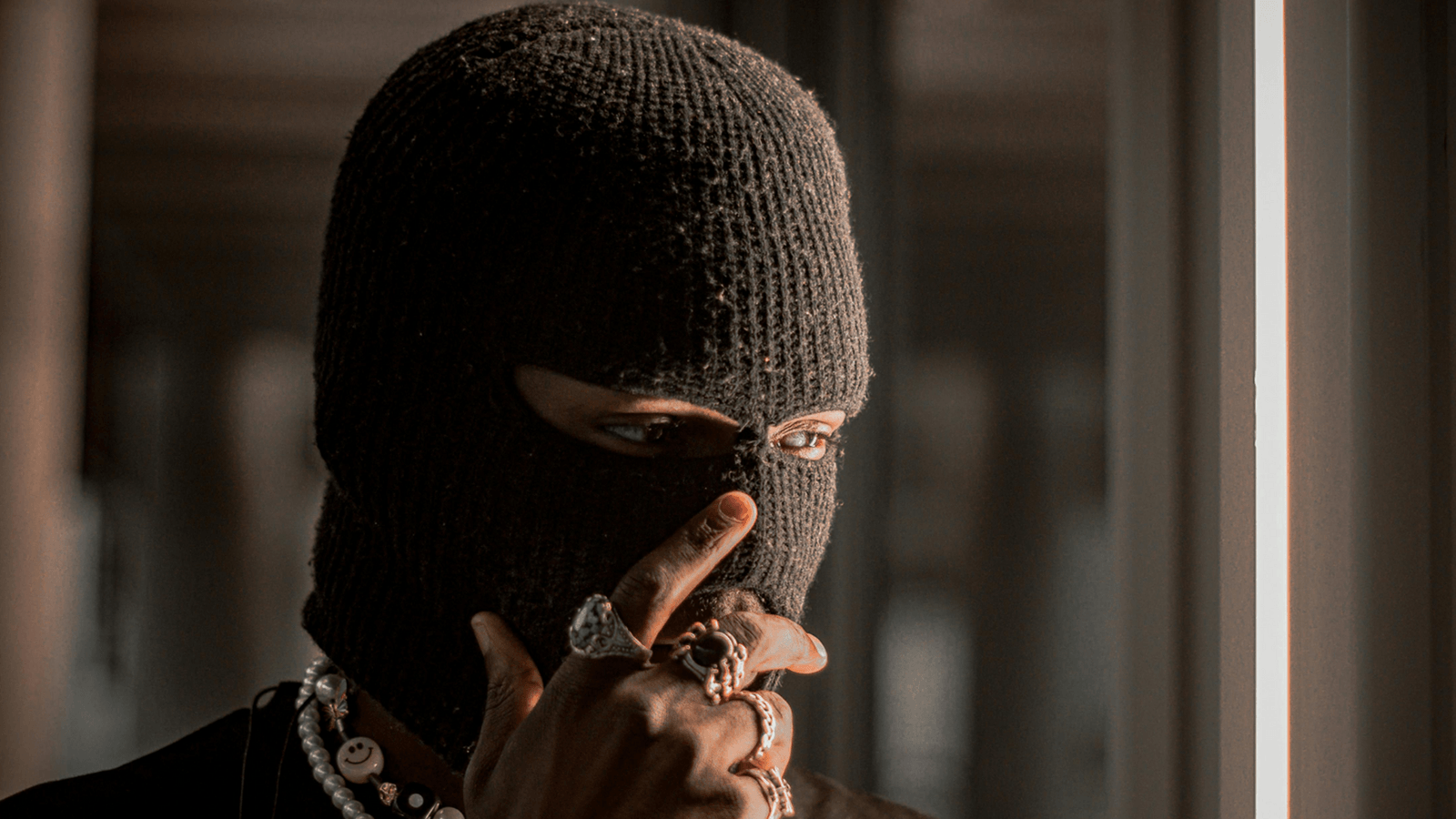 Knife-wielding robber flees with ₹40 lakh in Hong Kong bank heist, cops launch manhunt
