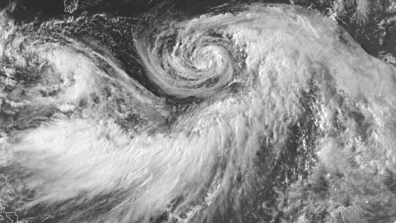 Hurricane Iona and Tropical Storm Keli rumble in the central Pacific off Hawaii