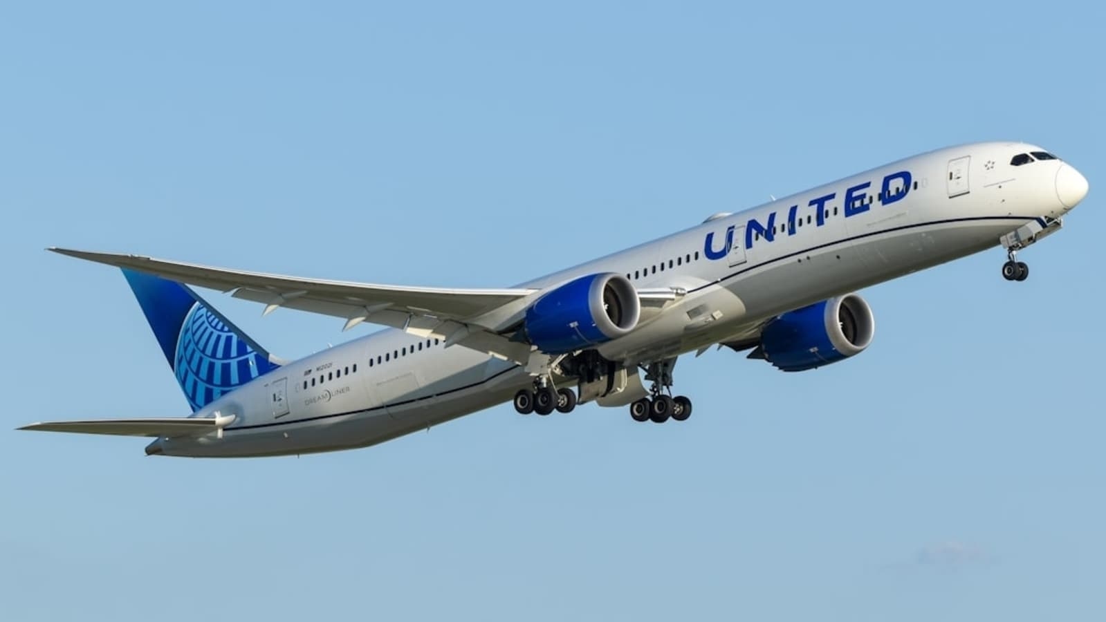 United Airlines system-wide outage causes major flight disruptions and delays