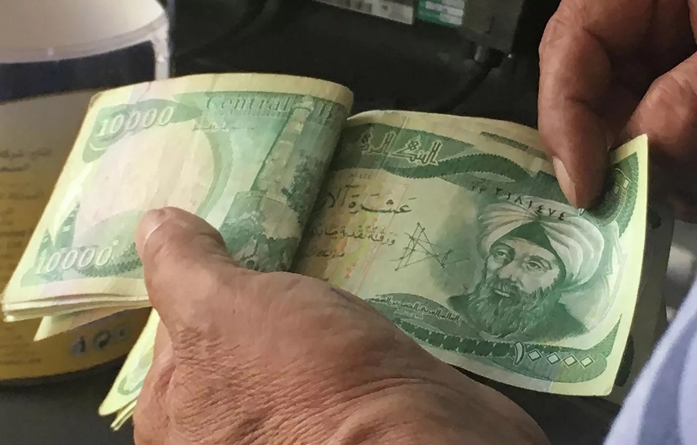 US dollar exchange rate slightly declines in Baghdad