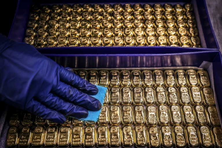 Gold hits record, dollar drops as tariff fears dampen sentiment