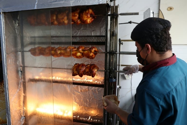 Indoor heat overwhelms Saudi Arabia's cooks, bakers