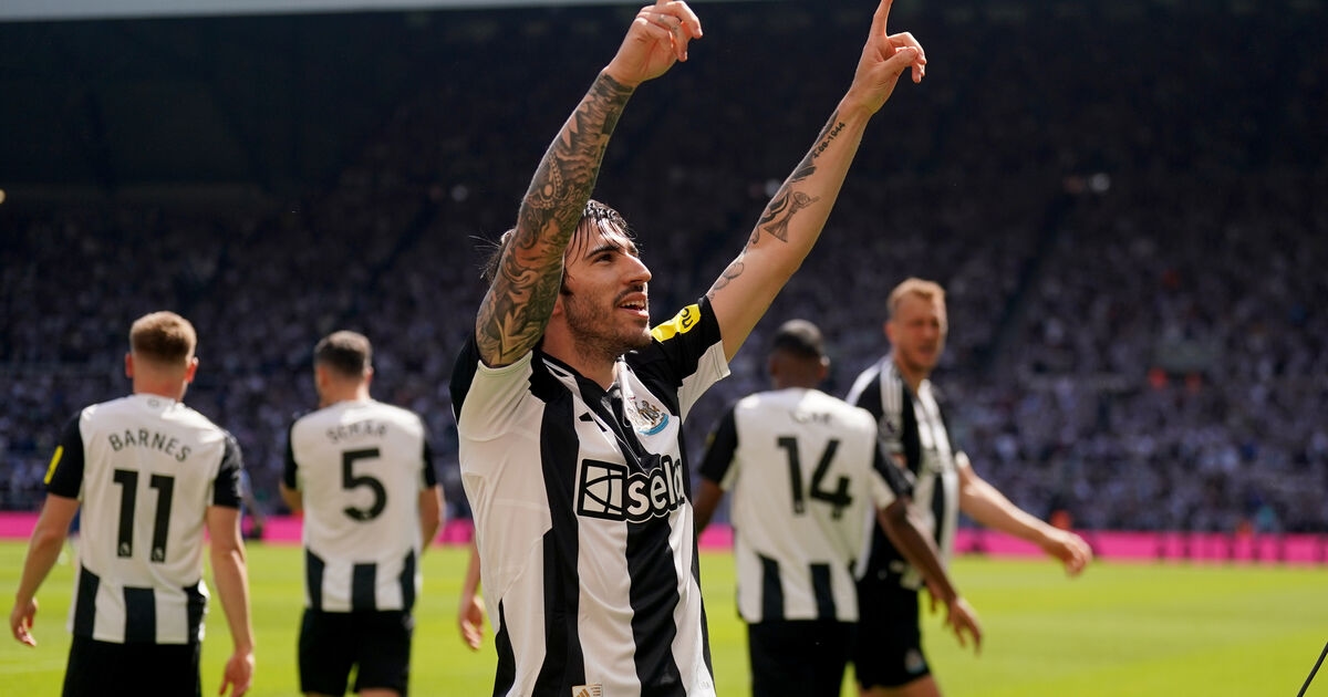 Newcastle beat 10-man Chelsea to close in on Champions League spot