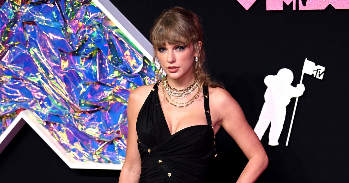 Taylor Swift announces she has acquired the rights to all of her music