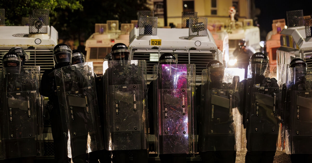 More police officers hurt during fifth night of violence in Northern Ireland