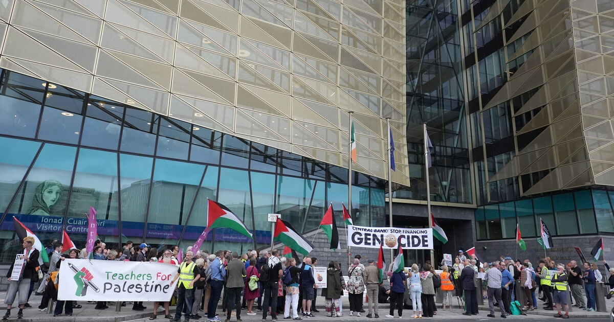 Protest calls on Central Bank not to renew Israel bonds
