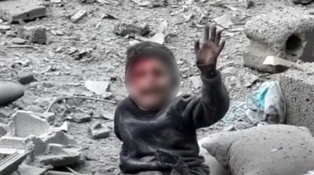 هزّت صورته العالم: الطفل علي فرج يروي اللحظات الأخيرة قبل نسف منزله بالكامل (فيديو)