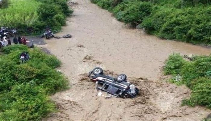 سيول الأمطار تجرف مركبة ووفاة شخص وإنقاذ آخرين بإب