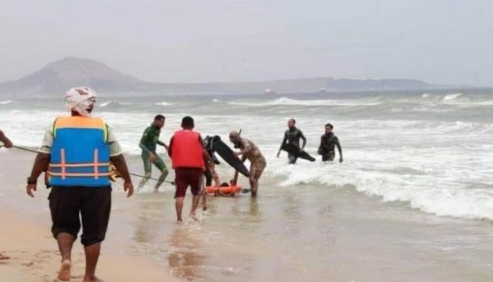 خفر السواحل تنقذ 7 أشخاص من الغرق وتبحث عن ثامن في ساحل شحير بحضرموت