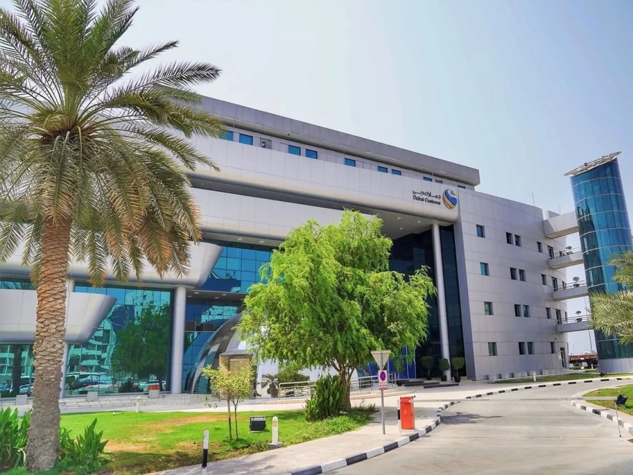 جمارك دبي تحبط تهريب 10.8 مليون قطعة مقلدة خلال 2024