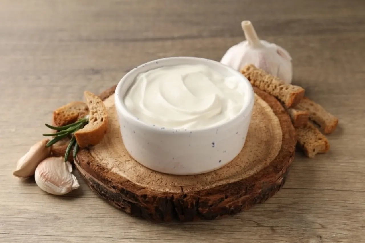 مثل المطاعم .. طريقة تحضير صوص الثومية