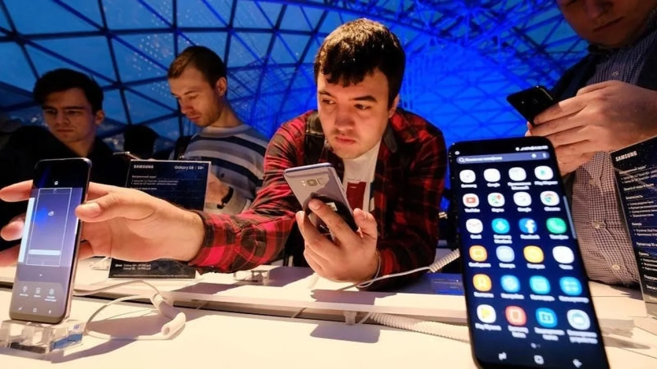 سباق الهواتف الفائقة في 2025.. أيها يستحق الاقتناء؟