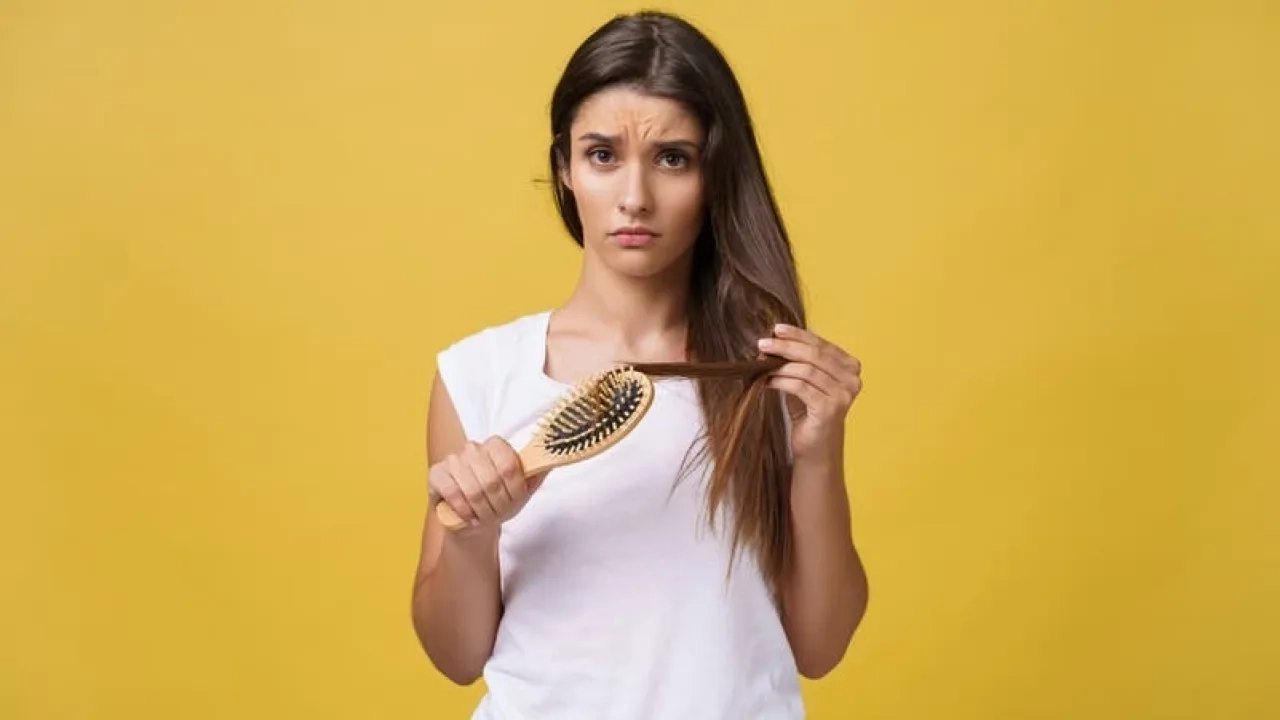 منها بعض الأسماك.. أطعمة تفاقم تساقط الشعر