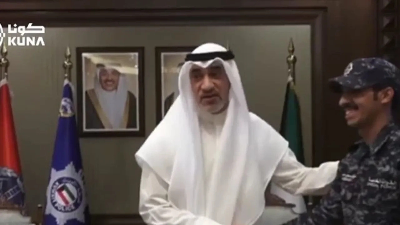 وزير الداخلية الكويتي يكرّم مكتشف التلاعب في سحوبات الجوائز