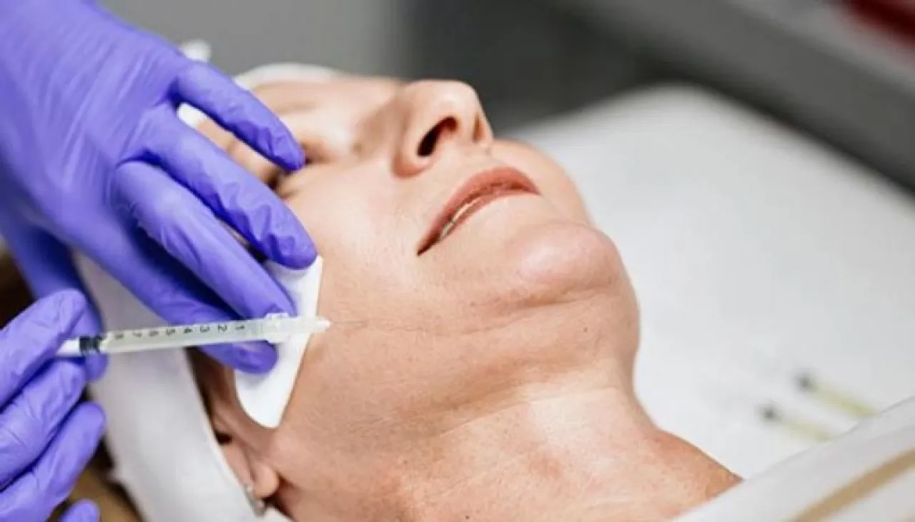 التهاب قاتل بالكلى.. تحذير جديد من مخاطر فيلر التجميل