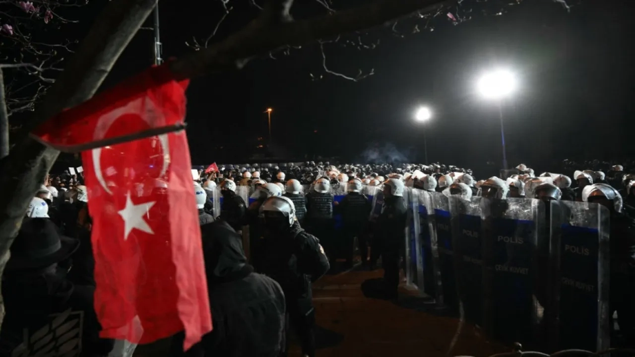 تركيا توقف محامين وصحفيين ومتظاهرين