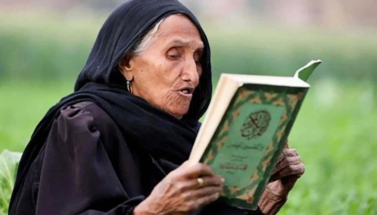 احتفت بها أنجلينا جولي.. رحيل «الحاجة زبيدة» أيقونة محو الأمية في مصر