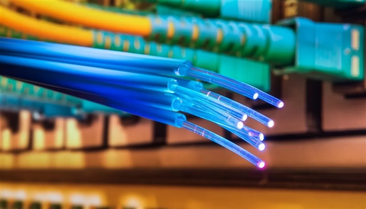 الإمارات الأولى عالمياً في نسبة الألياف الضوئية الموصولة للمنازل
