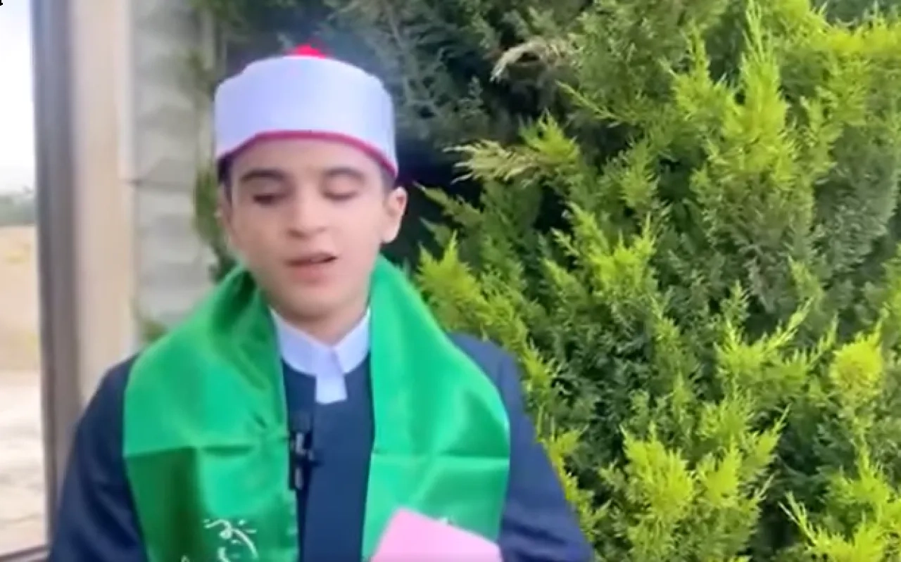 طفل أردني ضعيف البصر يحفظ القرآن كاملاً في جلسة واحدة بإربد