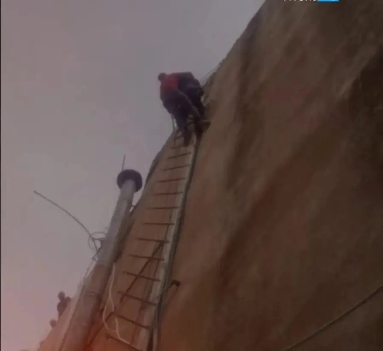 بالفيديو .. عملية انقاذ عامل علق في اعلى بناية بعمان