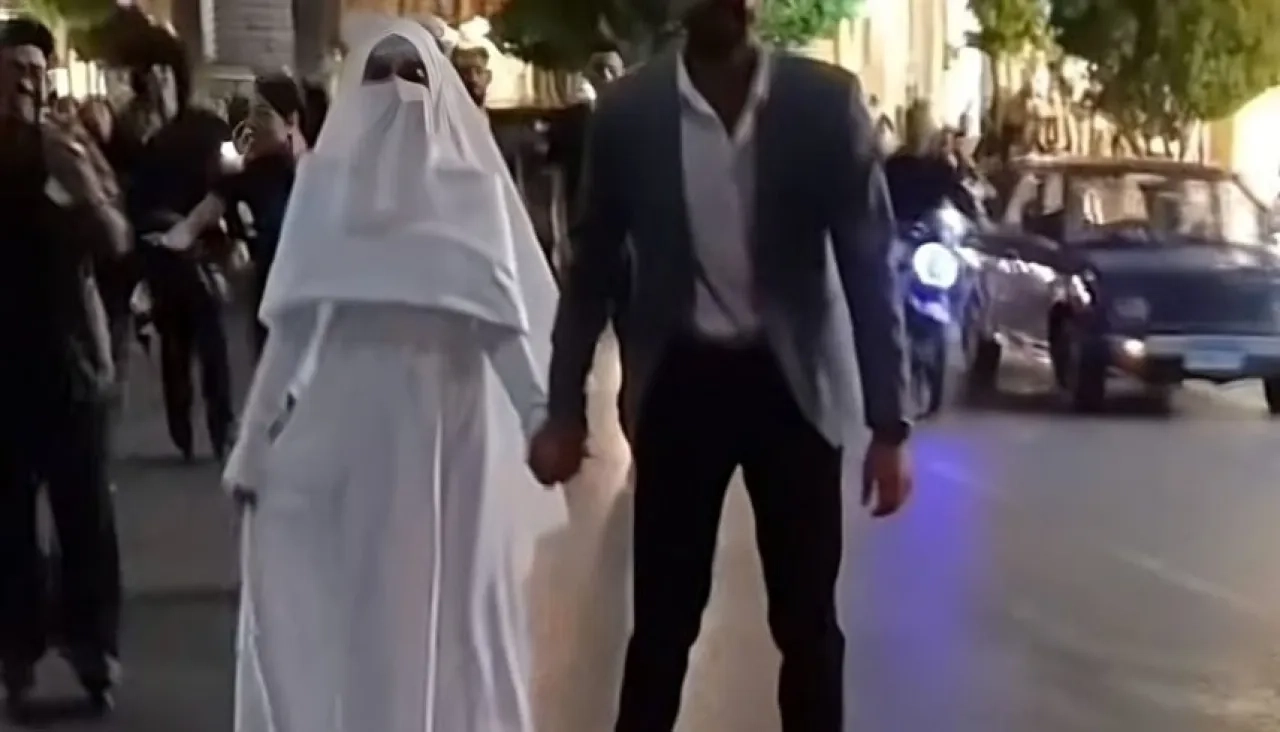 زفة على الزلاجات.. عروسان مصريان يشعلان مواقع التواصل!