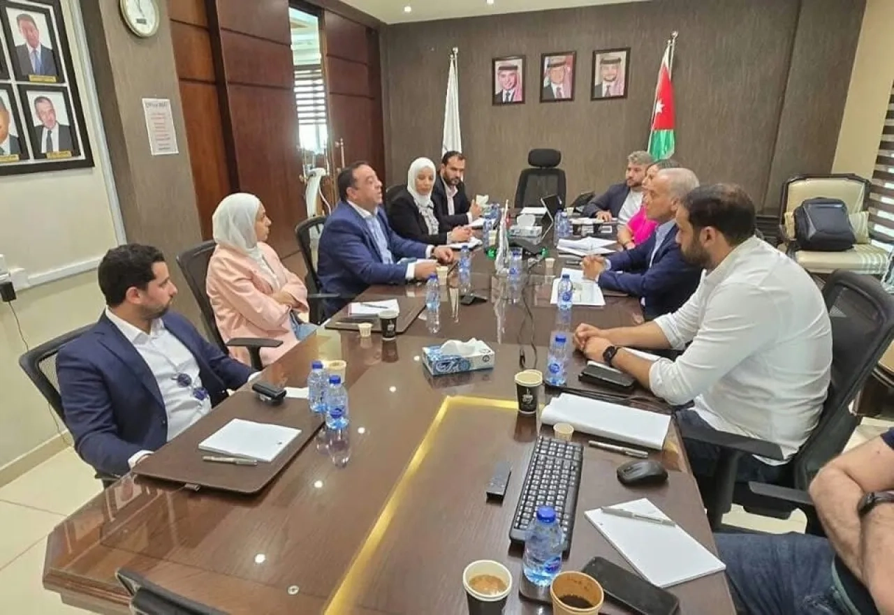 الداوود والمفلح يبحثان إنشاء مركز بريدي بالنافورة في محافظة العقبة