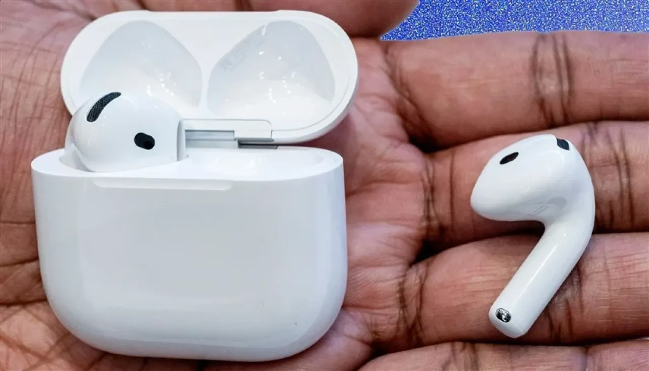 تحذير خطير.. سماعات AirPods في العمل قد تتجسس عليك!