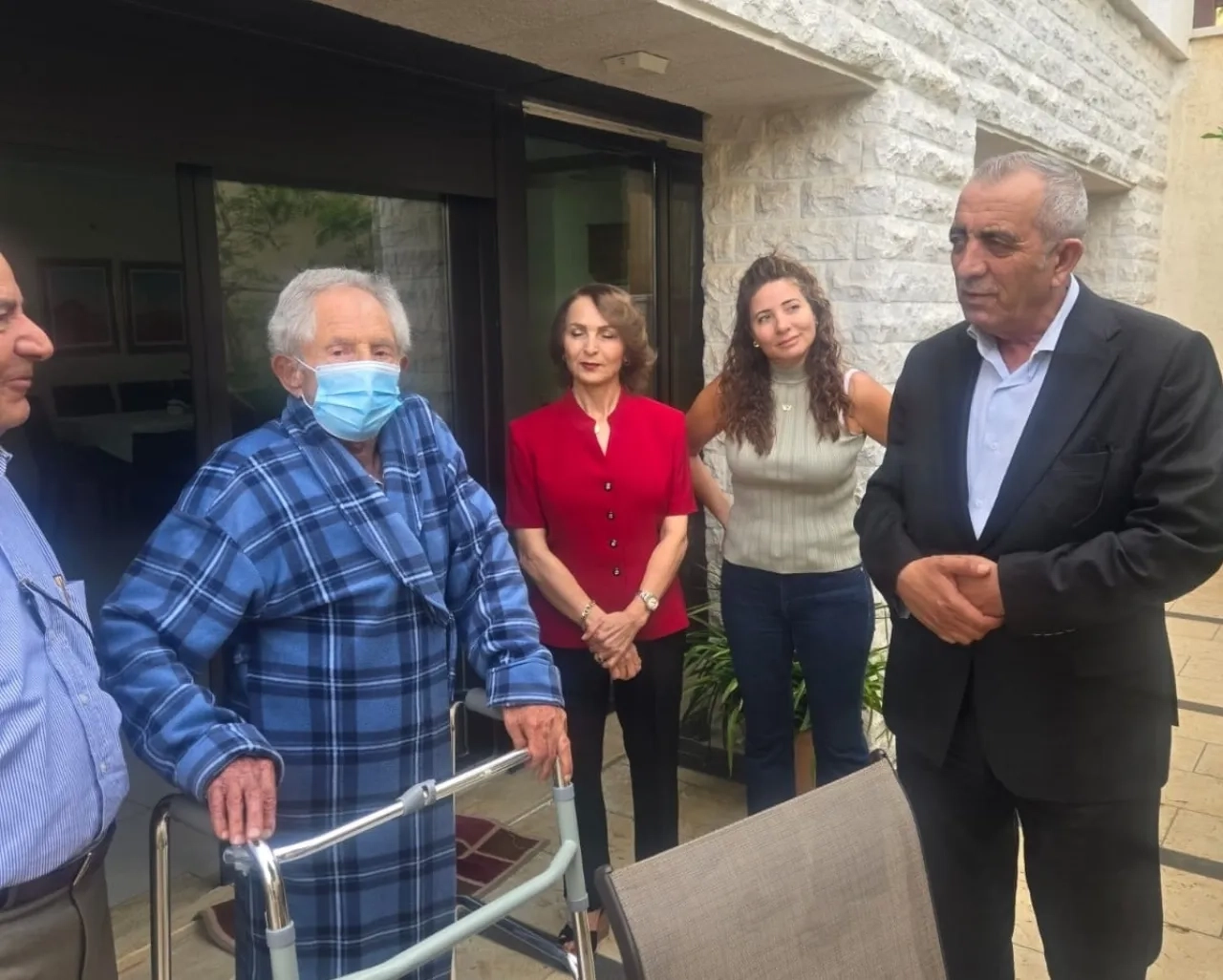 وزير الثقافة يطمئن على صحة المخرج طعمة
