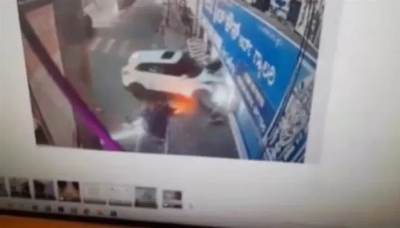 بسبب علبة سجائر.. شاب يدهس عاملين بسيارته