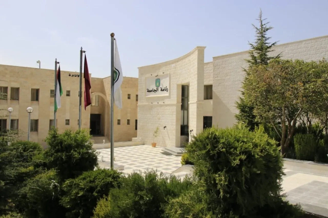 الأردن .. طلبة بجامعة عجلون الاهلية يحاولون مهاجمة رئاسة الجامعة بسبب حفلة تخرج