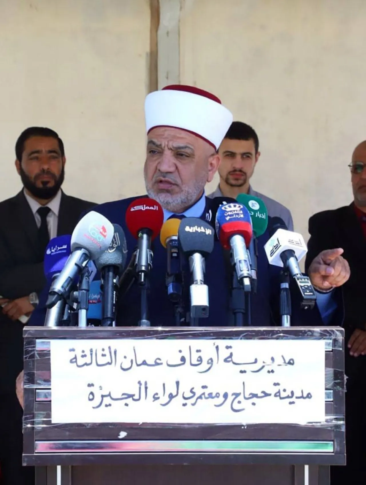 وزير الأوقاف يرعى حفل تفويج الحجاج الأردنيين من مدينة حجاج الجيزة