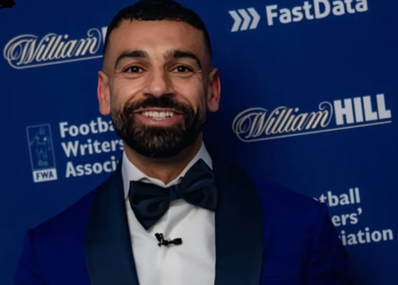 محمد صلاح يتسلم جائزة أفضل لاعب في إنجلترا